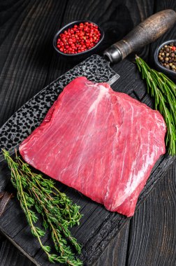 Tahta kesme tahtasının üzerinde çiğ kanat ya da bonfile biftek. Siyah arka plan. Üst görünüm