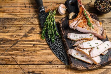 Dilimlenmiş bbq tomahawk pirzolası domuz pirzolası biftek. Ahşap arka plan. Üst Manzara. Boşluğu kopyala