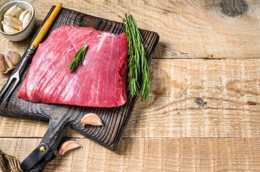 Taze çiğ kanat ya da bonfile biftekli ve biberiyeli biftek. Ahşap arka plan. Üst Manzara. Boşluğu kopyala