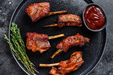 Barbekü ızgara dana pirzola. Siyah arka plan. Üst görünüm