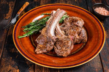 BBQ ızgara kuzu eti, et ve biftek. Koyu ahşap arka plan. Üst görünüm