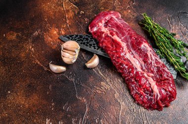 Çiğ organik pala ya da kasap bıçağında etek bifteği. Karanlık arka plan. Üst Manzara. Boşluğu kopyala