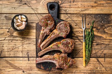 Izgara kuzu eti, et, pirzola ve biftek. Ahşap arka plan. Üst görünüm