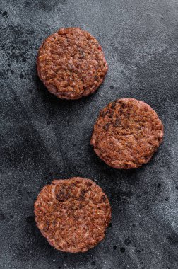 Hamburgerler için ızgara biftek köftesi, kıyma. Siyah arka plan. Üst görünüm