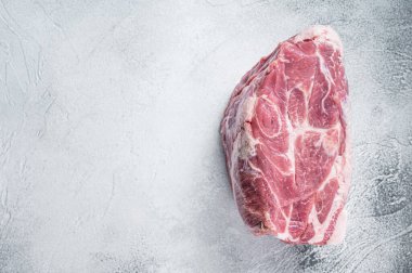 Kichen masasında pirzola için çiğ domuz eti. Beyaz arka plan. Üst Manzara. Boşluğu kopyala