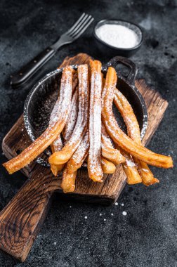 Geleneksel Meksika tatlıları ve tavada şeker tozu. Siyah arka plan. Üst görünüm