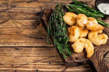 Tahta tahtada soslu kızarmış karides karidesi. Ahşap arka plan. Üst Manzara. Boşluğu kopyala