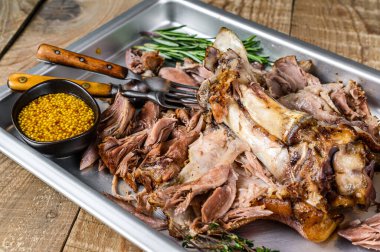 Fırında pişirilmiş domuz budu ve sebzeli tavada pişmiş et. Ahşap arka plan. Üst görünüm