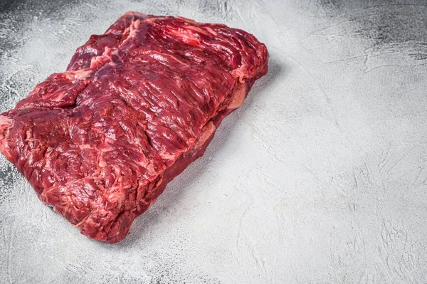 Rauw stuk marmeren runderbraadvlees. Witte achtergrond. Bovenaanzicht. Kopieerruimte — Stockfoto