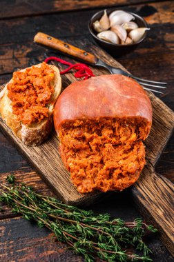 Sobrassada domuz etini ekmek diliminde tedavi etti. Koyu ahşap arka plan. Üst görünüm