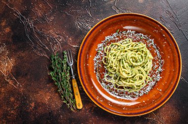 Pesto soslu ve parmesanlı ıspanaklı spagetti. Karanlık arka plan. Üst Manzara. Boşluğu kopyala