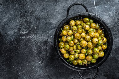 Süzgeçli taze bektaşi üzümü. Siyah arka plan. Üst Manzara. Boşluğu kopyala
