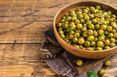 Yeşil bektaşi üzümleri, ahşap bir kasede organik meyveler. Ahşap arka plan. Üst Manzara. Boşluğu kopyala