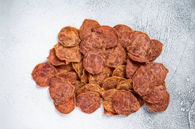 Kurutulmuş biftek ve kurutulmuş domuz eti. Beyaz arka plan. Üst görünüm