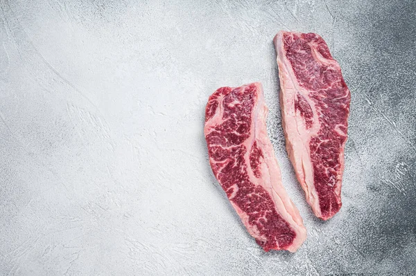 肉片牛排或纽约牛排,生牛肉肉片切碎.白色背景。顶部视图。复制空间 — 图库照片