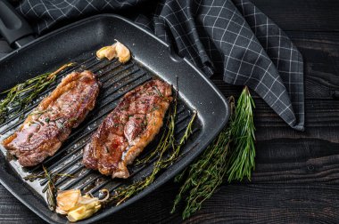 Izgara Siyah Angus bifteği Striploin veya ızgarada New York bifteği. Koyu ahşap arka plan. Üst Manzara. Boşluğu kopyala