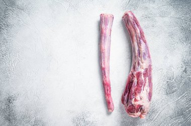 Kasap masasında çiğ sığır eti ve Oxtail eti. Beyaz arka plan. Üst Manzara. Boşluğu kopyala