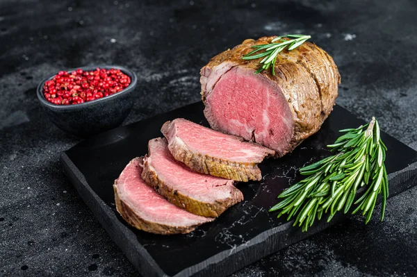 在大理石板上烤牛肉片,嫩牛肉.黑色背景。顶部视图 — 图库照片