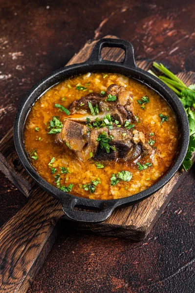 Zuppa Kharcho con carne di agnello, riso, pomodori, carote, peperoni, noci e spezie. Sfondo scuro. Vista dall'alto — Foto Stock