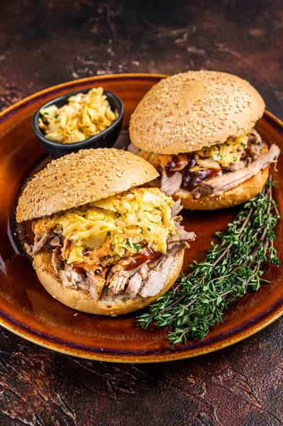 Pulled Pork meat Hamburger mit Krautsalat. Dunkler Hintergrund. Ansicht von oben — Stockfoto