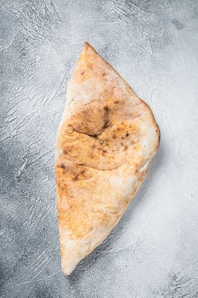 Італійська піца з куркою та сиром. Білий фон. Краєвид — стокове фото