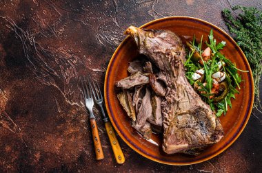 Kızarmış keçi ya da koyun eti, omuz eti ve salata. Karanlık arka plan. Üst Manzara. Boşluğu kopyala