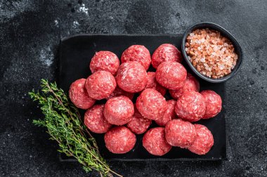 Kıyma ve kekikli domuz etinden çiğ köfte. Ahşap arka plan. Üst görünüm