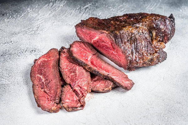 Pečený věšák nebo Onglet nakrájeli hovězí steak na stůl. Bílé pozadí. Pohled nahoru — Stock fotografie