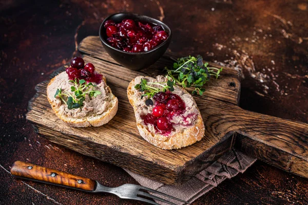 Eend rillettes paté toast met spruitjes op een houten plank. Donkere achtergrond. Bovenaanzicht — Stockfoto