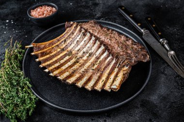 Kuzu pirzolası ızgara ızgara pirzola ve kekik. Siyah arka plan. Üst görünüm