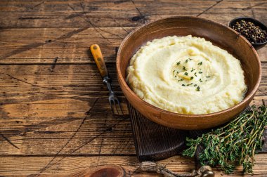 Patates püresi, ahşap tabakta haşlanmış püre. Ahşap arka plan. Üst Manzara. Boşluğu kopyala