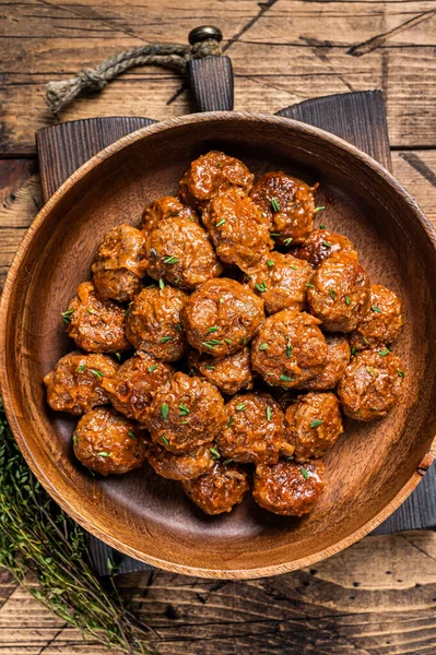 Baked Meatballs in tomato sauce from minced beef and pork meat with thyme in rustic wooden plate. background. Top view — Stock Photo, Image
