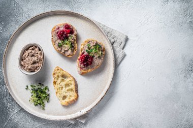Tavuklu tostlar lahana filizli beyaz ekmek üzerine ezme. Beyaz arka plan. Üst Manzara. Boşluğu kopyala