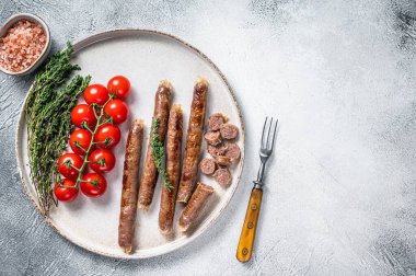 Tabakta sosis ve domatesli ızgara kuzu eti. Beyaz arka plan. Üst Manzara. Boşluğu kopyala