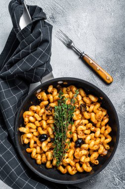 Tavada ton balıklı makarna, Cellentani Puttanesca. Beyaz arka plan. Üst görünüm