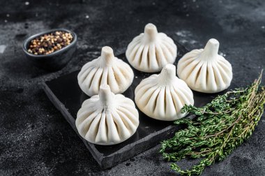 Khinkali usulü çiğ hamur köftesi, biftek ve kuzu eti. Siyah arka plan. Üst görünüm