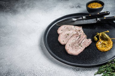 Tabakta dana eti ya da haşlanmış dil dilimleri. Beyaz arka plan. Üst Manzara. Boşluğu kopyala