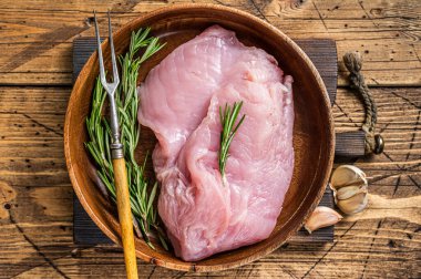 Çiğ hindi göğsü fileto, ahşap tabakta kümes hayvanları eti. Ahşap arka plan. Üst Görünüm