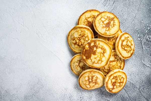 Tumpukan pancake mentega di meja dapur. Latar belakang putih. Top View. Salin ruang — Stok Foto