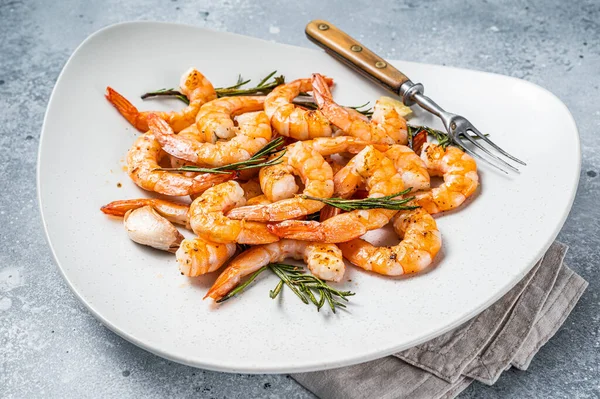 Gebratene Garnelen Garnelen in einem Teller mit Kräuter und Knoblauch. Grauer Hintergrund. Ansicht von oben — Stockfoto