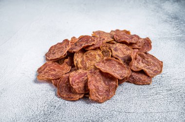 Kurutulmuş biftek ve kurutulmuş domuz eti. Beyaz arka plan. Üst görünüm