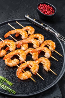 Baharatlı karides ve baharatlı karides ızgara. Siyah arka plan. Üst görünüm
