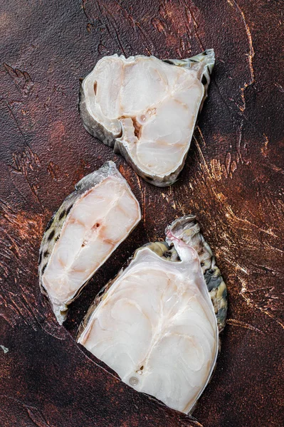 Syrový atlantický vlčí steak. Tmavé pozadí. Horní pohled — Stock fotografie