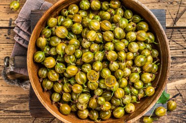 Yeşil bektaşi üzümleri, ahşap bir kasede organik meyveler. Ahşap arka plan. Üst görünüm