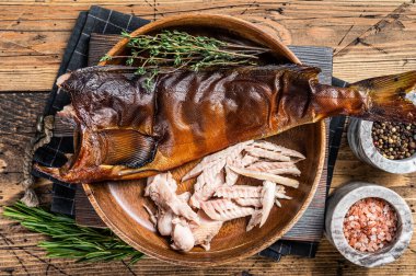 Tütsülenmiş balık filetosu ya da ahşap bir tabakta otlarla zander. Ahşap arka plan. Üst görünüm