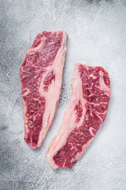 Striploin bifteği ya da New York bifteği, çiğ et kesimi. Beyaz arka plan. Üst görünüm