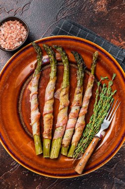 Pastırmalı ızgara yeşil kuşkonmaz. Karanlık arka plan. Üst görünüm