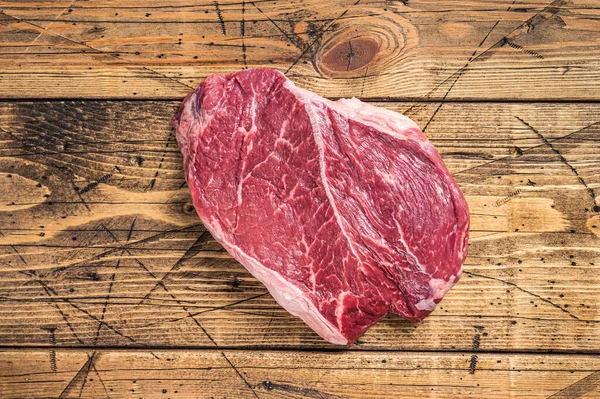 Syrové hovězí maso zrající za sucha nakrájené na řeznický stůl. dřevěné pozadí. Horní pohled — Stock fotografie