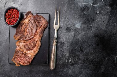 Kızarmış Chuck 'ın gözleme bifteği, tahtada mermer et. Siyah arka plan. en üstteki görünüm.