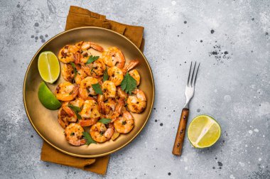 Tabakta karides rostosuyla barbekü yemeği. Gri arka plan. Üst görünüm.